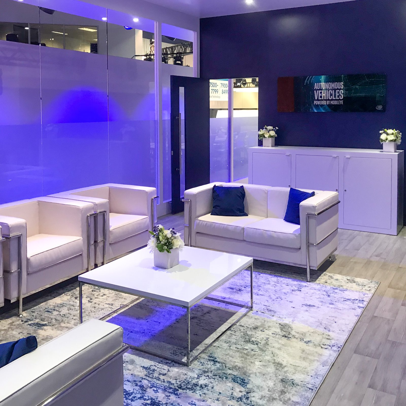 luxurious meeting room with white sofas at mobileyes trade show booth ces 2020